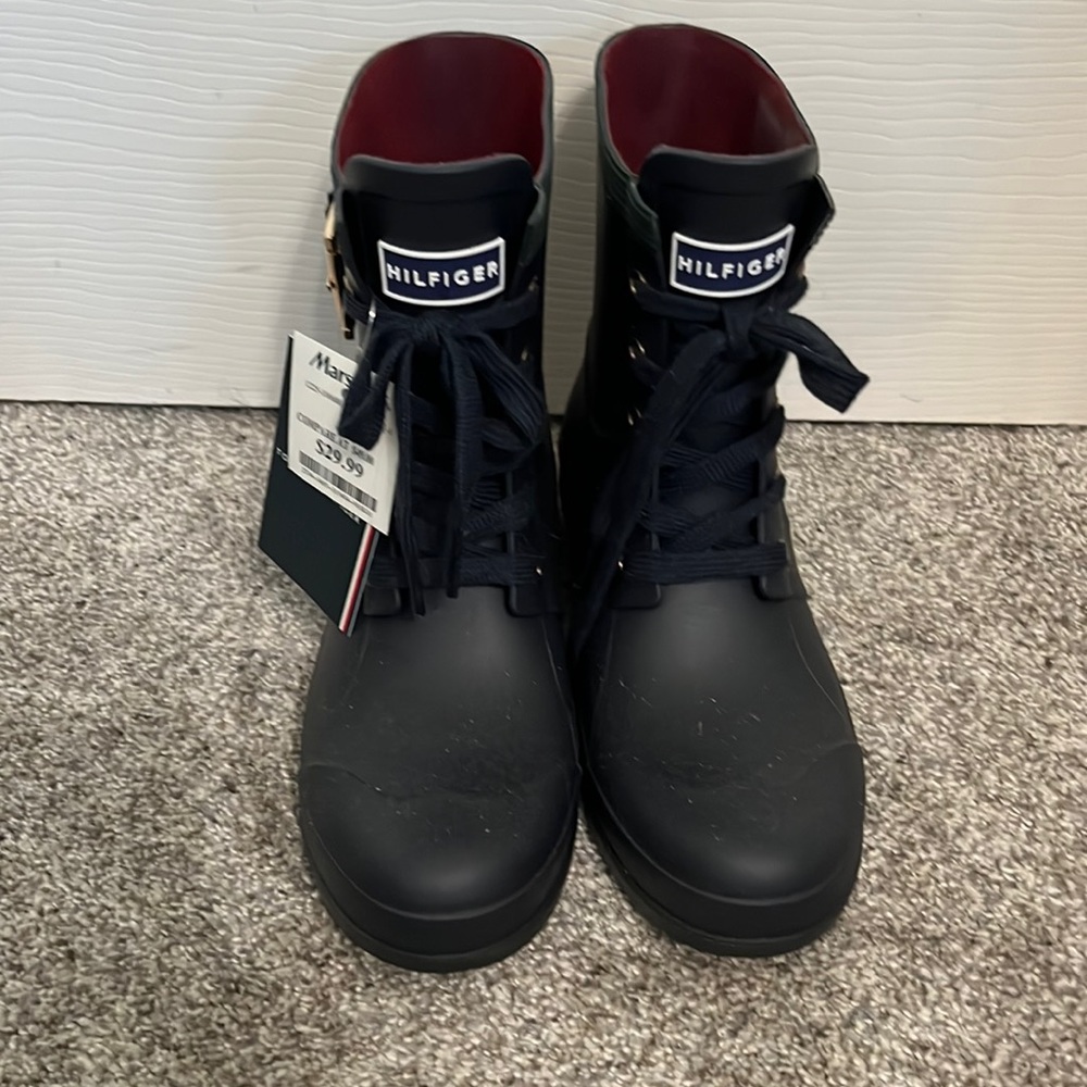 Tommy Hilfiger Rainboots in women’s size 7. Color is Navy with gold hardware.